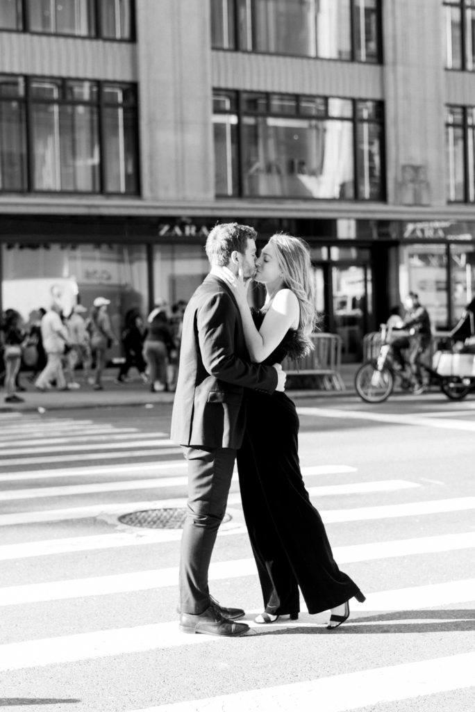kissing on 5th avenue