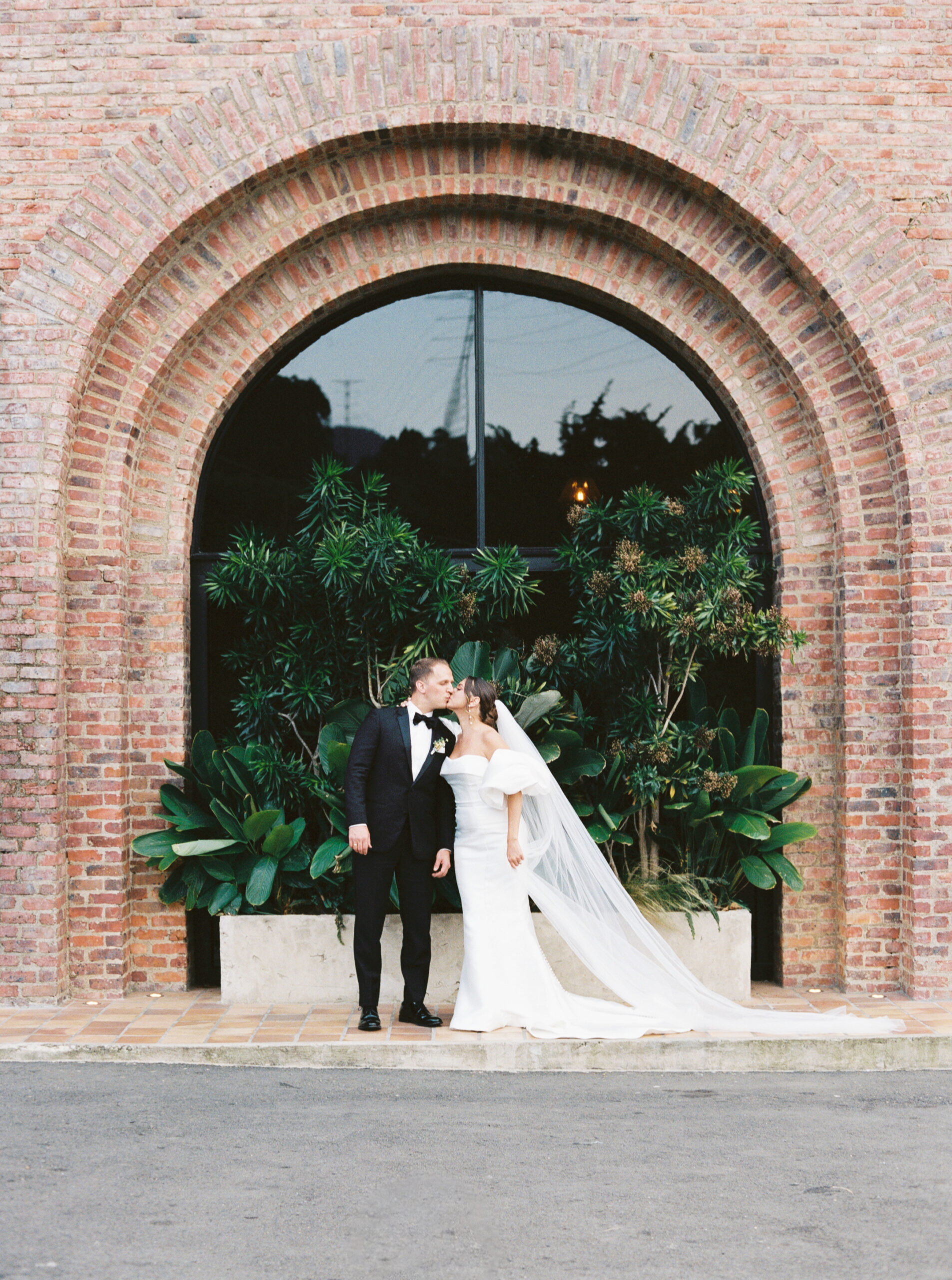 Bride and groom in front of the arch at Voila Eventos at their Colombia Wedding.
