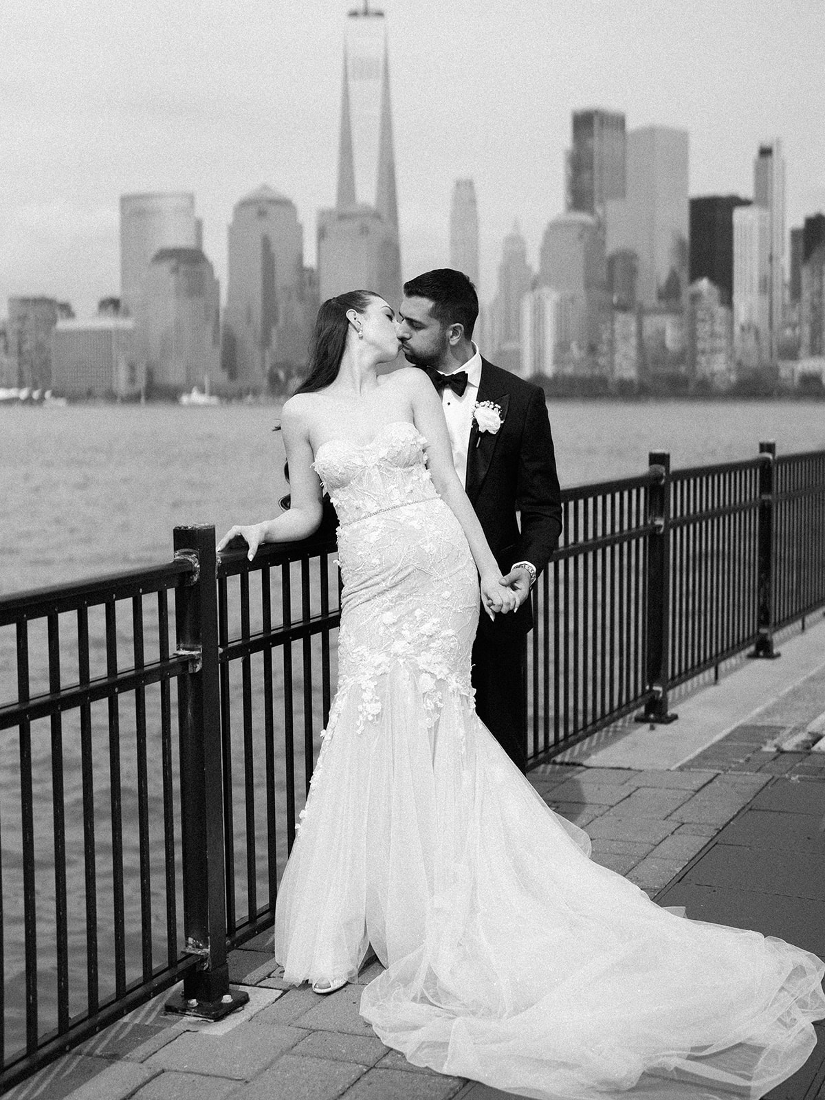 A romantic kiss with Manhattan in the background at their Maritime Parc Wedding.